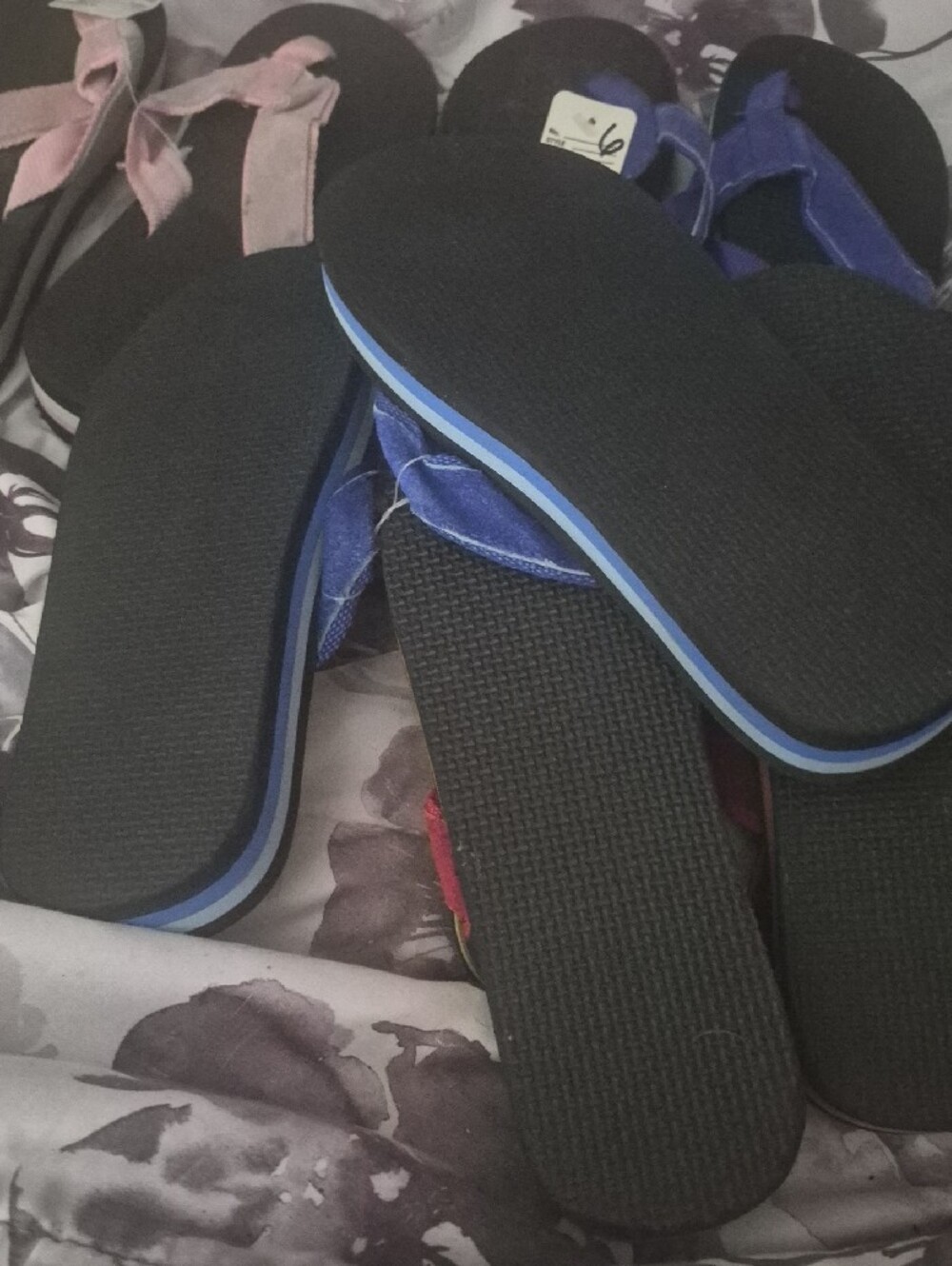 Women’s Assorted Flip Flop Sandals 6 PAIR $10 - Picture 8 of 9